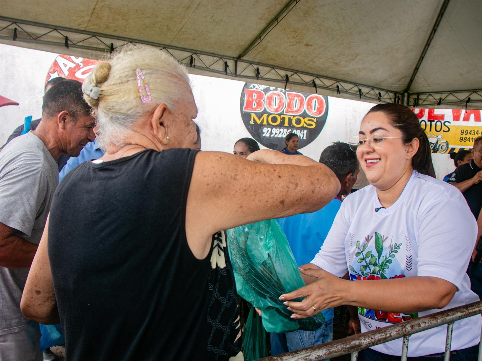 Prefeita Macelly Veras garante peixe na mesa de 4 mil famílias de Maués