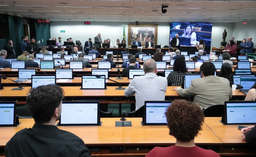 Avança na Câmara proposta que reduz a maioridade penal para 16 anos
