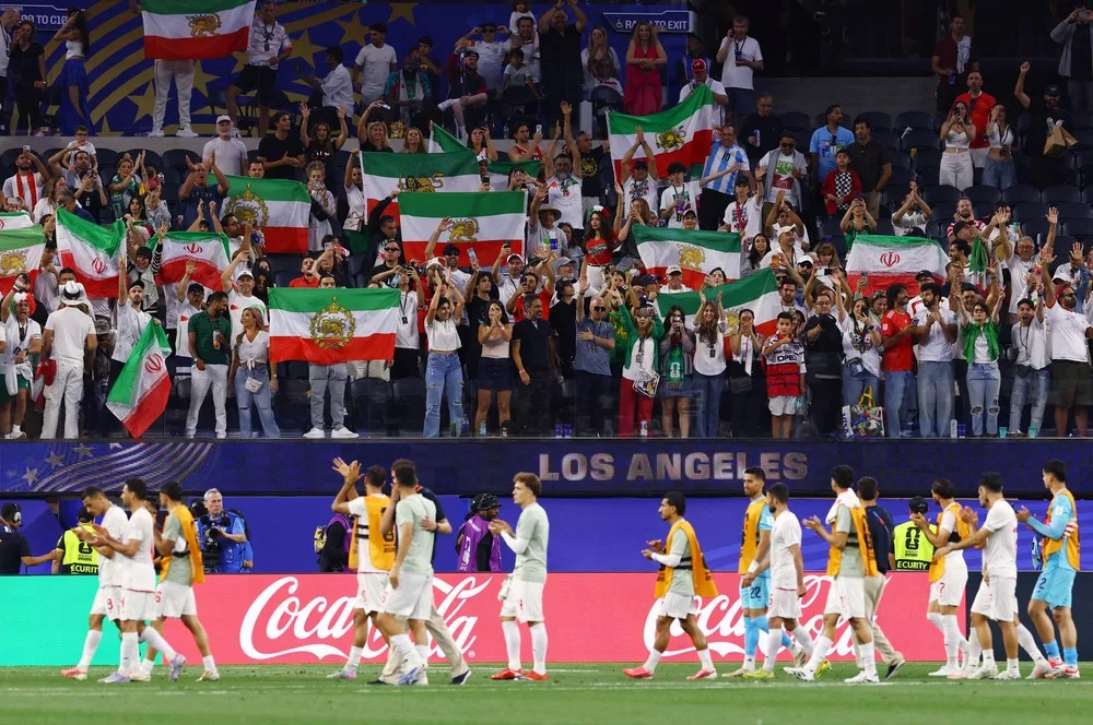 Seleção iraniana enfrenta bloqueios nos Estados Unidos após estreia