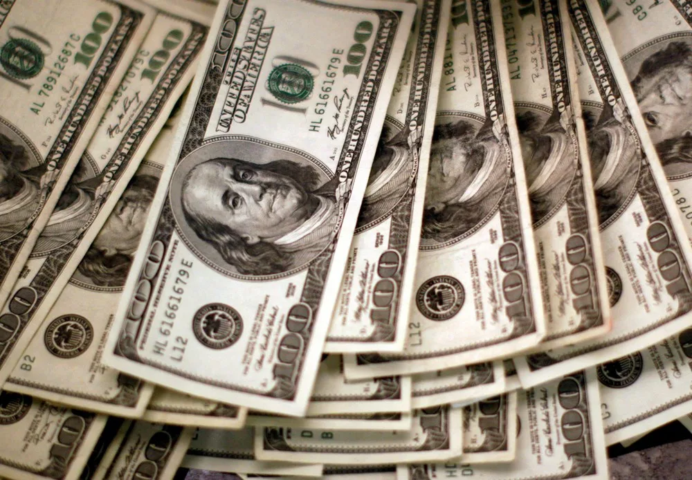Dólar recua e Bolsa avança com foco na inflação e no Oriente Médio