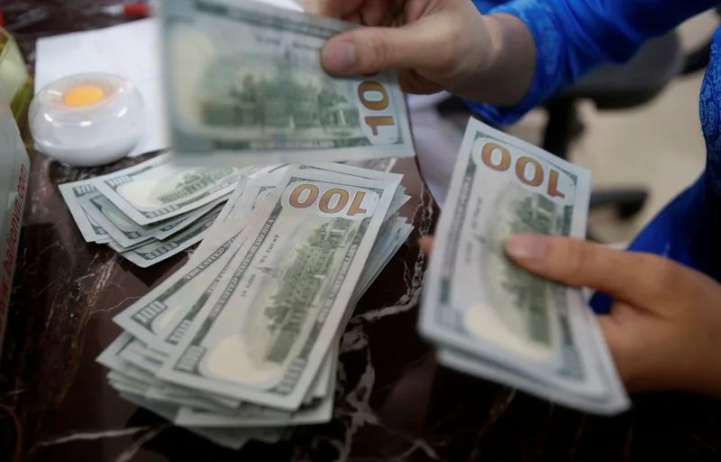 Bolsa brasileira cai e dólar avança em meio à cautela dos mercados