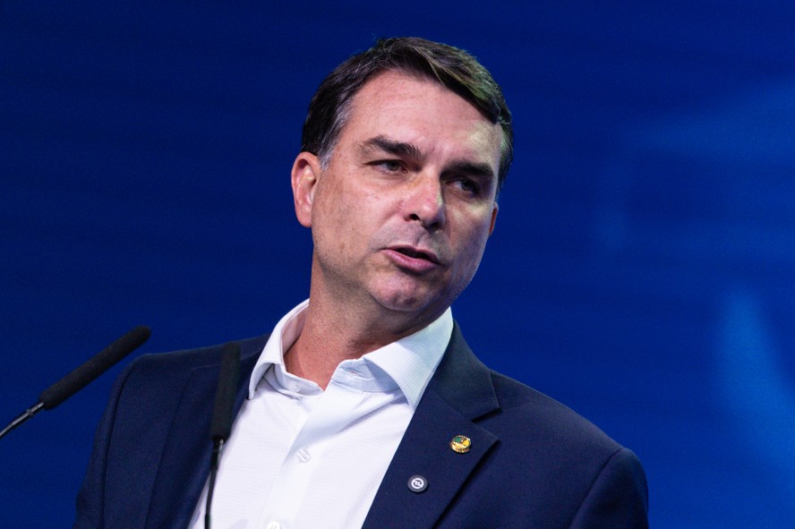 Flávio Bolsonaro prepara encontro com Donald Trump na Casa Branca