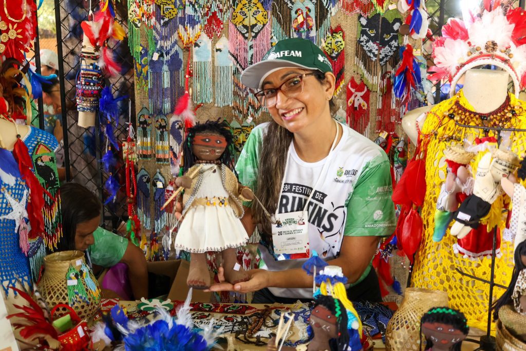 Festival de Parintins gira a economia e emprega quase metade dos moradores